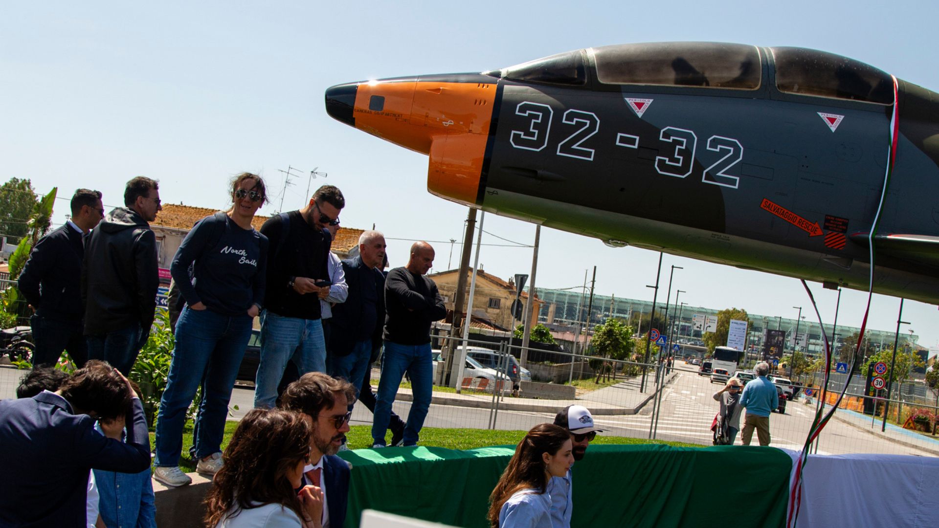 Inaugurata la rotonda monumentale di via Fontanarossa: il Fiat G.91T diventa nuovo landmark urbano all’ingresso dell’Aeroporto di Catania - TalkyMedia